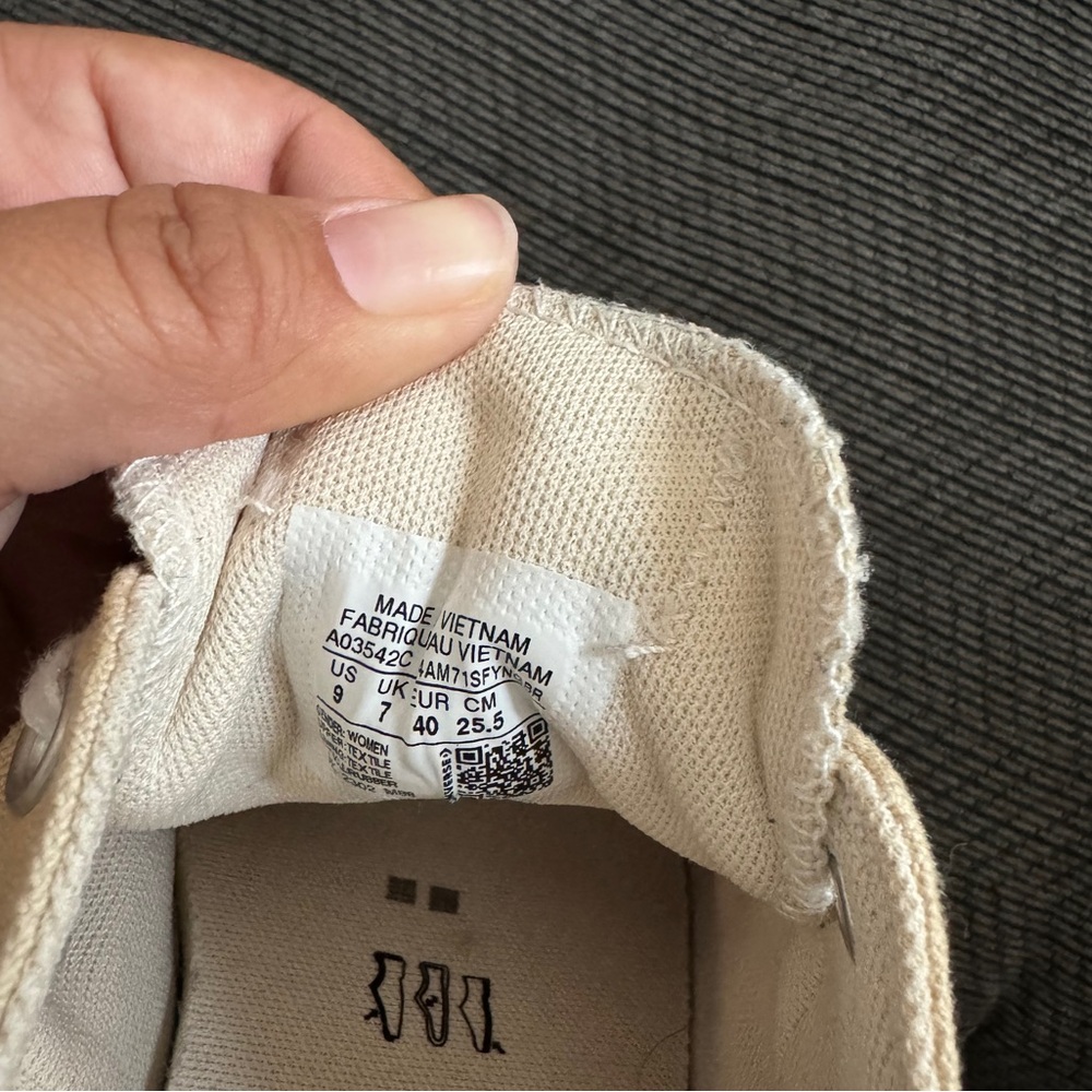 Size 9 women’s converse. Worn a few times in like new condition